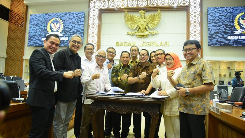 Pimpinan serta Anggota Baleg DPR RI bersamaMendagri Tito Karnavian menyetujui draf RUU Daerah Khusus Jakarta (DKJ) menjadi UU DKJ di Ruang Baleg. (Foto: Dok DPR RI)
