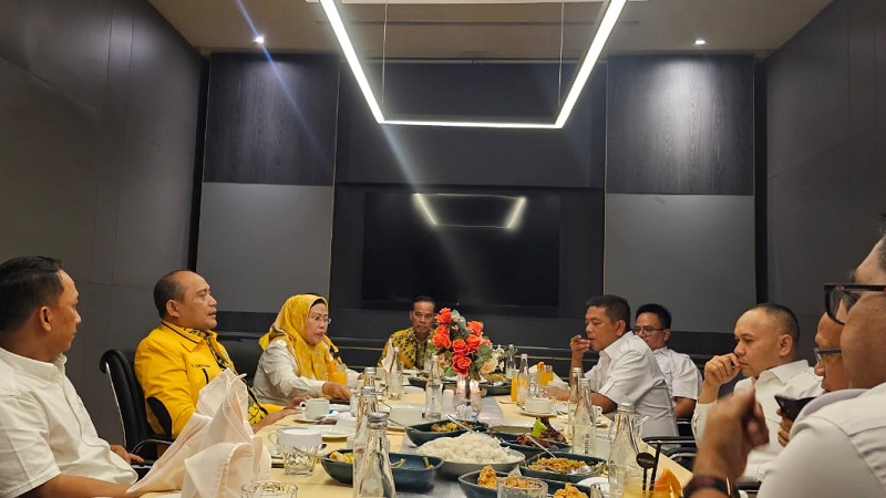 Ketua DPD Golkar Banten Ratu Tatu Chasanah dan Ketua DPD Gerindra Banten Andra Soni melakukan pertemuan tertutup jelang Pilkada. (Foto: AMR/RM Banten)