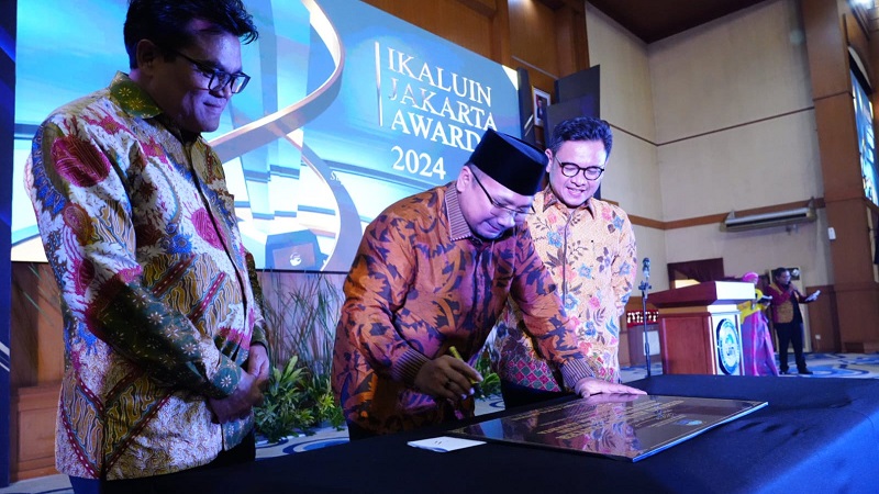 Menteri Agama Yaqut Cholil Qoumas menandatangani prasasti peremian Gedung Alumni Center UIN Syarif Hidayatullah Jakarta.. (Foto: IST/RMN)