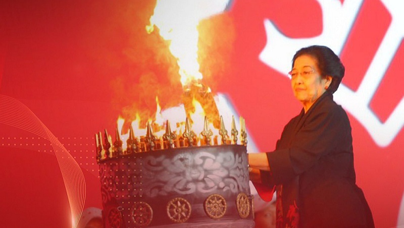 Ketum PDIP Megawati Soekarnoputri menyalakan api perjuangan di Rakernas PDIP ke V di Ancol. (Foto: X @PDI_Perjuangan)