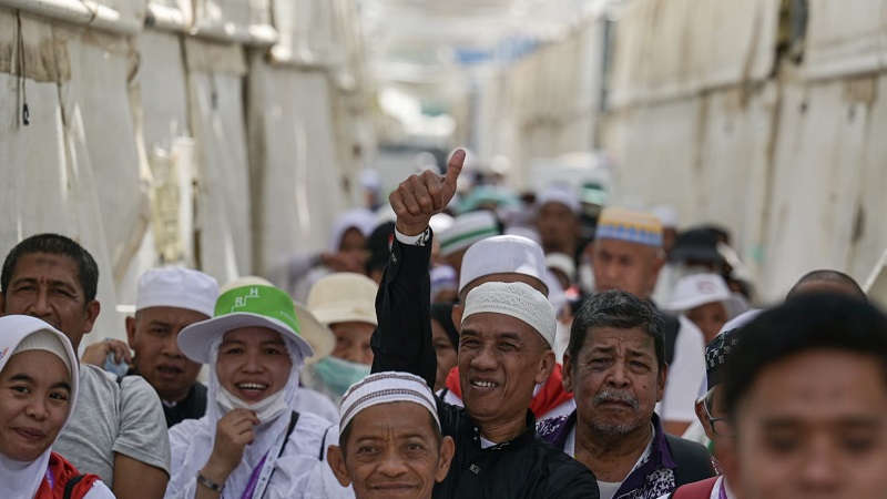 Jemaah Indonesia meninggalkan Mina untuk kembali ke Makkah setelah menyelesaikan lontar jumrah. (Foto: Dok MCH 2024).