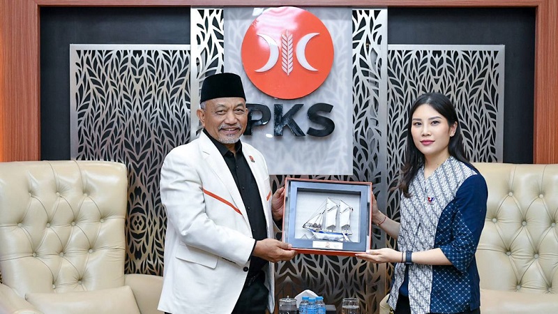 Presiden PKS Ahmad Syaikhu dengan Ketua Harian I Perindo Ketua Harian I Angela Tanoesoedibjo. (Fofo: Dok PKS)