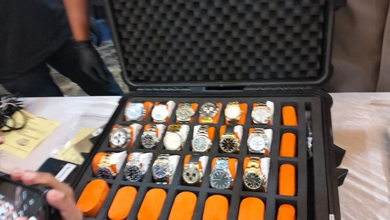 Belasan jam tangan mewah yang dicuri di PIK dipamerkan polisi. (Foto: Repro)