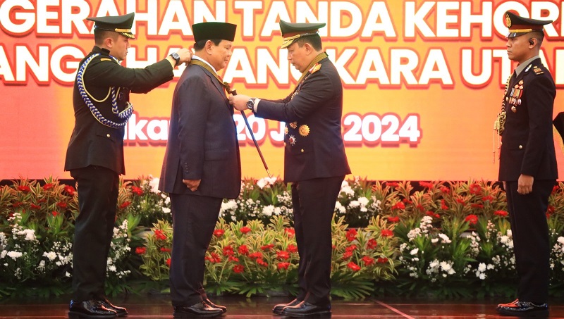 Pemberian tanda kehormatan Bintang Bhayangkara Utama Polri kepada Prabowo Subianto. (Foto: Dok. Humas Polri).