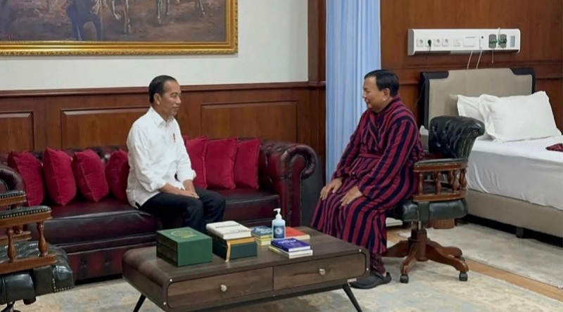Menteri Pertahanan yang juga Presiden terpilih Prabowo Subianto dijenguk Presiden Jokowi usai operasi kaki. (Foto: Dok Ig @jokowi)
