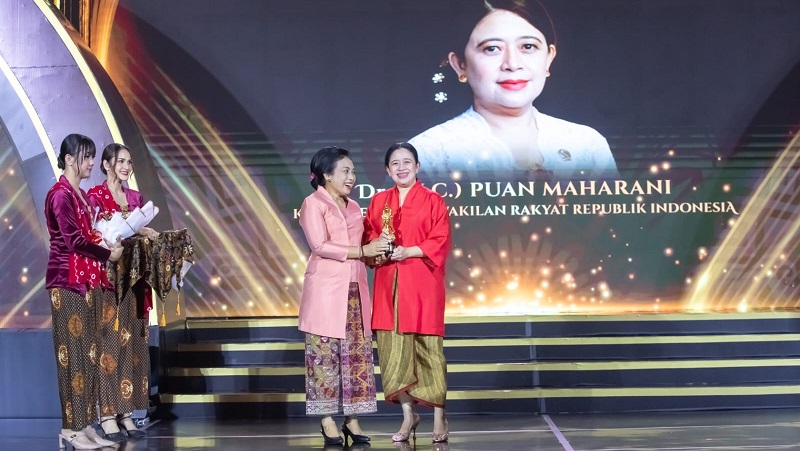 Ketua DPR RI Puan Maharani saat mendapat penghargaan Kartini Award untuk kategori Exemplary Woman in Politic (Wanita Teladan dalam Politik) di The Ritz-Carlton Hotel, Jakarta, Jumat (28/6/2024). (Foto: Ist/DPR)