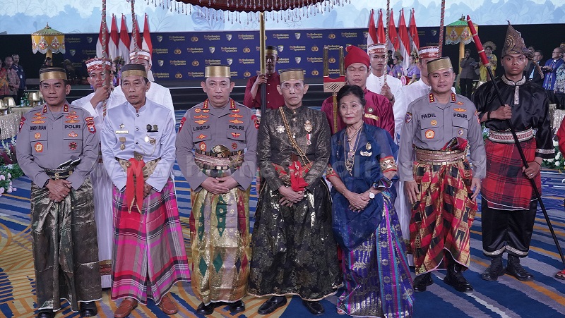 Kapolri Jenderal Pol. Listyo Sigit Prabowo mendapat penghargaan gelar adat dari dua kerajaan di Sulawesi Selatan.