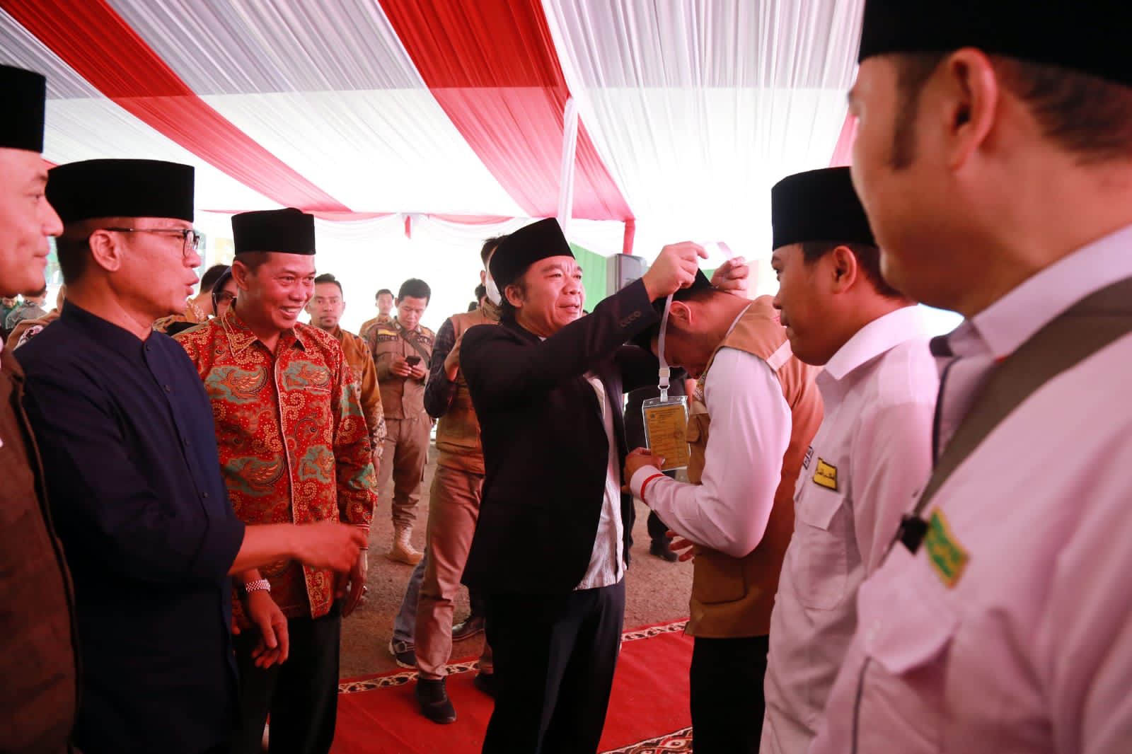 Gubernur Banten Al Muktabar melepas sejumlah calon jamaah haji asal Kota Serang