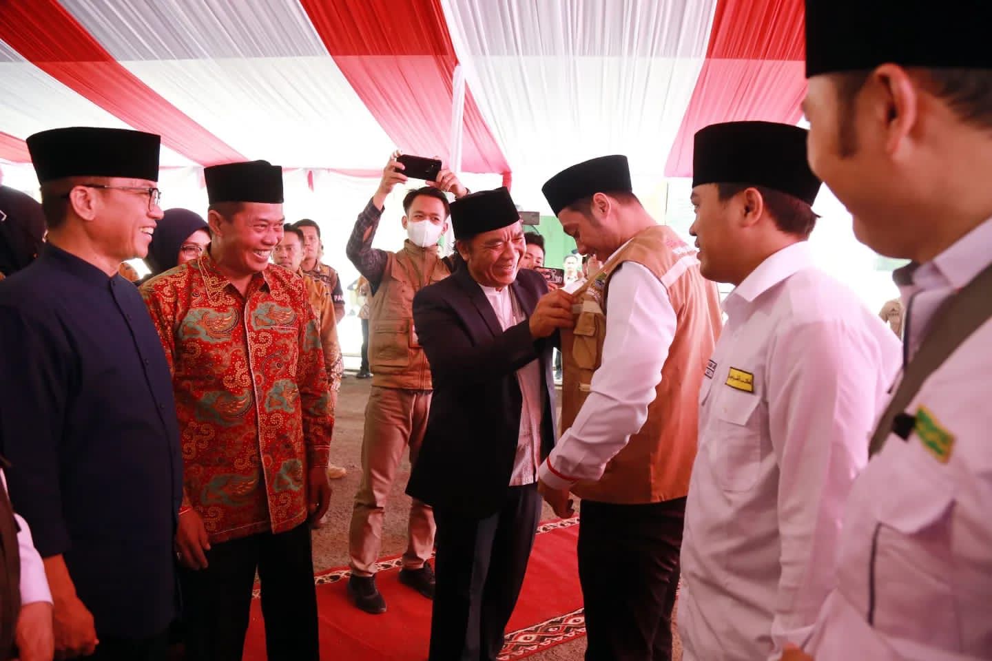 Gubernur Banten Al Muktabar melepas sejumlah calon jamaah haji asal Kota Serang