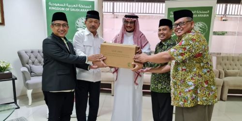 Pemerintah Arab Saudi menyerahkan bantuan kurma ke Baznas/IST