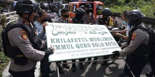 Polisi menurunkan plang khilafatul Muslimin/Net