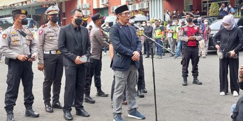 Jurubicara keluarga Ridwan Kamil, Elpi Nazmuzzaman saat memberikan keterangan pers di Cargo Jenazah Bandara Soetta, Minggu (12/6)/Maya