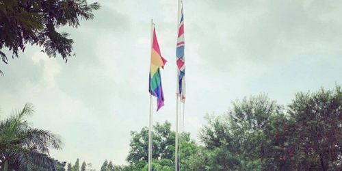 Bendera LGBT berkibar di Kedubes Inggris di Jakarta/Repro