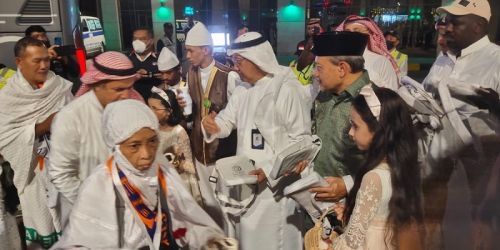 Konjen RI di Jeddah Eko Hartono sambut kedatangan jemaah haji di Makkah/Dok. Kemenag