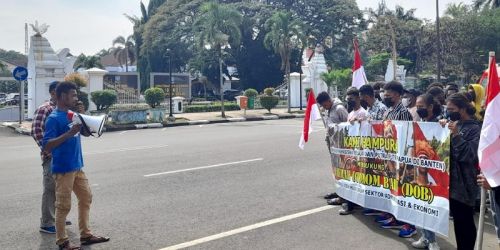 Mahasiswa yang tergabung Hampura melakukan aksi unjukrasa dukung pemekaran derah di Papua/Hendra