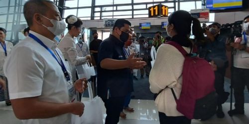 Menteri BUMN Erick Thohir memberikan bingkisan pada penumpang Pelita Air yang terbang perdana pada hari ini/MAYA