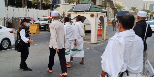 Petugas haji Indonesia sedang membantu jemaah haji menyebrang jalan raya di Sektor 1 Mahbas Jin/Ist