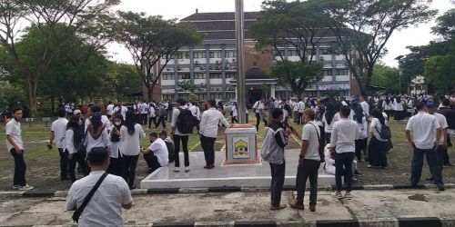 Ratusan tenaga honorer Kota Serang beraudensi dengan Walikota Serang Syafrudin mempertanyakan status honorer yang diwacanakan dihapus/Hendra