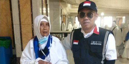 Petugas PPIH dari Sektor 1 Mahbas Jin saat menemukan jamaah haji yang terpisah dari rombongan di Masjidil Haram/Ist