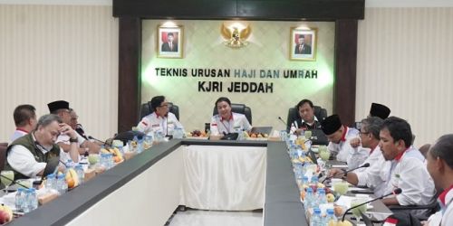 Dirjen PHU saat memimpin rapat evaluasi pelaksanaan haji di KUH Jeddah/Repro