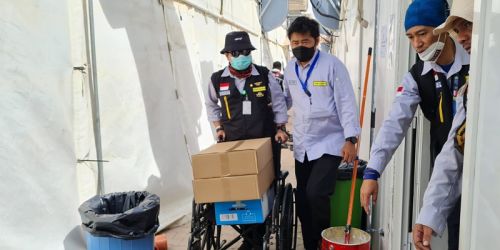 Kepala Puskes Haji Indonesia dr. Budi Silvana menggunakan kursi roda mengangkut alat medis untuk pertolongan jemaah haji di terowongan Jamarat dan sekitarnya/Ist