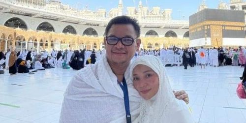 Wakil Ketua DPR RI Ace Hasan Syadzily dan istri saat menunaikan ibadah Umrah di Masjidil Haram/Ist