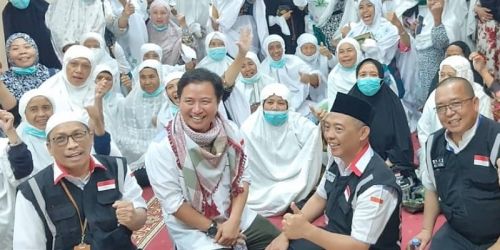 Dirjen PHU, Hilman Latif terlihat bahagia di tengah-tengah jemaah haji di Sektor 1 Mahbas Jin/Ist