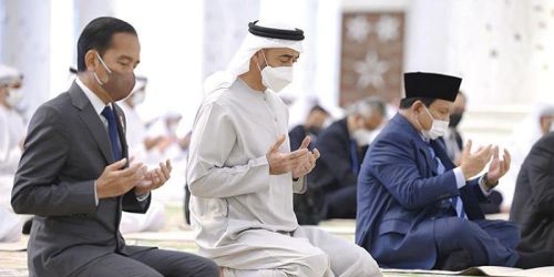 Presiden Jokowi dan Menhan Prabowo Subianto saat salat bareng Pangeran MBZ/Ist