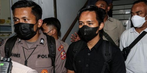 Bhayangkara Dua Richard Eliezer Pudihang Lumiu atau Bharada E (baju hitam) berjalan keluar usai pemeriksaan di Kantor Komnas HAM, Jakarta, Selasa (26/7)/Net