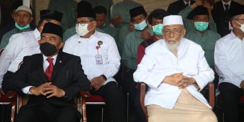 Menko PMK Muhadjir Effendy dengan pengasuh Ponpes Ngruki Ustadz Abu Bakar Baasir dalam peringatan HUT RI Ke 77 di Ponpes Ngruki/Ist