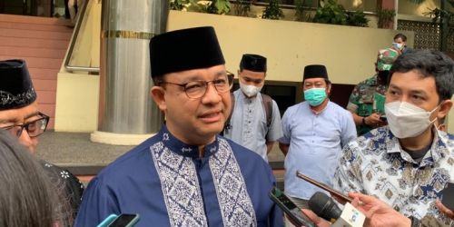 Gubernur DKI Jakarta Anies Baswedan saat melayat almarhum Prof. Dr. Azyumard i Azra/Repro