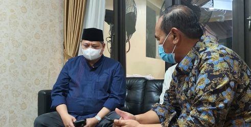 Menteri Koordinator Perekonomian, Airlangga Hartanto saat melayat di rumah duka/Ist