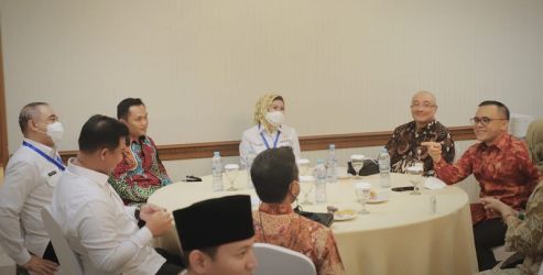 Pertemuan Pengurus Apkasi dengan Menteri Pendayagunaan Aparatur Negara dan Reformasi Birokrasi (PANRB) Abdullah Azwar Anas mencari solusi pegawai non-ASN/Ist