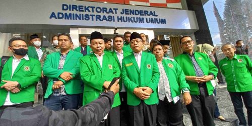 Plt Ketum PPP Mardiono bersama sejumlah elite PPP menyerahkan hasil keputusan Mukernas yang memberhentikan Suharso Monoarfa dari Ketum PPP ke Kemenkumham/Repro