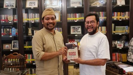 Azmi Abubakar bersama Thung Hok Liong alias Yorrys Raweyai/Ist