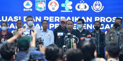 Menteri Pemuda dan Olahraga Republik Indonesia (Menpora RI) Zainudin Amali memberikan keterangan pers terkait rapat evaluasi penyelengaraan kompetisi/Kememnpora