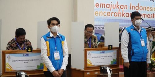 Petugas mengawal peserta Muktamar memilih calon anggota PP Muhammadiyah melalui sistem E-Voting/Repro