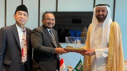 Menag Yaqut Cholil Qoumas bertemu Menteri Haji Arab Saudi Tawfiq F. Al Rabiah, di Jeddah, Minggu (8/1). Dalam pertemuan itu disepakati penambahan kuota Haji 2023 sebanya 221 ribu dengan tidak ada pembatasan usia/Iat