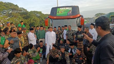 Di tengah kemacetan di tol menuju GOR Sidoarjo berfoto bersama sahabat Banser dari Semarang.-Foto: Tomy C. Gutomo-Harian Disway-