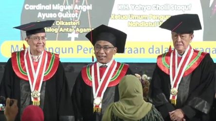 Para penerima gelar Doktor Kehormatan: dari kiri ke kanan Kardinal Miguel Angel Ayuso Guixot, M.C.C.J, Ketum PBNUKH. Yahya Cholil Staquf dan Dewan Advisory Board HubLu PP Muhammadiyah Sudibyo Markus/Ist