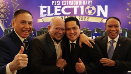 Ketum PSSi baru, Menteri BUMN Erick Thohir berpelukan dengan lawannya di KLB PSSI Ketua DPD RI La Nyalla Mattalitti/PSSI