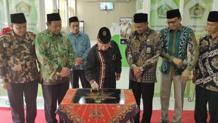 Sekjen Kemenag Nizar Ali saat meresmikan gedung Pelayanan Terpadu Satu Pintu (PTSP) Kankemenag Lamongan/Dok. Kemenag