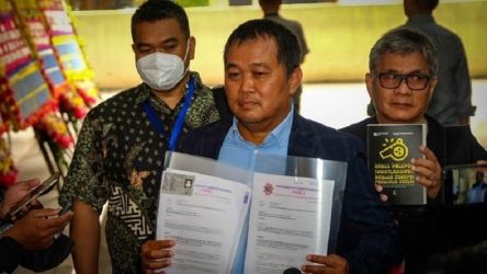 Koordinator MAKI Boyamin Saiman memperlihatkan laporan polisi terhadap Kepala PPATK, Menko Polhukam, dan Menkeu di Bareskrim Polri, Selasa (28/3/2023)