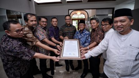 Anies Baswedan dengan perwakilan dari PKS, Nasdem dan Demokrat memperlihatkan Piagam Koalisi Perubahan/Twitter @aniesbaswedan