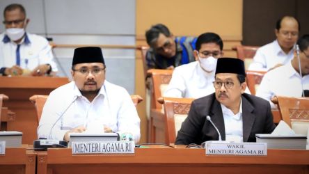 Menteri Agama Yaqut Cholil Qoumas bersama Wamenag Zainut Tauhid Sa'adi saat menghadiri Raker Komisi VIII DPR RI/Dok. Kemenag