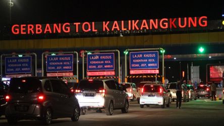 Pemudik dari Jakarta di GT Kalikangkung saat pemberlakuan one way, tahun lalu. (Foto: JPNN.com)