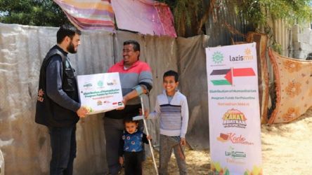 Muhammadiyah membagikan ribuan paket ramadhan dan kado lebaran buat warga Palestina. (Foto: Dok. Muhammadiyah)