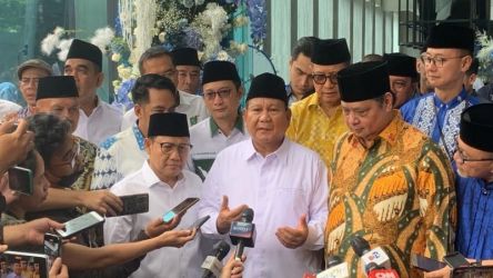 Ketum Gerindra Prabowo Subianto menyampaikan keterangan silaturahmi KIB dan KKIR dengan Presiden Jokowi di kantor DPP PAN, Jakarta Selatan, Minggu (2/4).