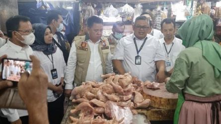 Satgas Pangan Polri saat memeriksa ketersediaan bahan pangan di berbagai pasar, mengantisipasi kenaikan harga bahan pangan menjelang Lebaran 2023. (Dok. Humas Polri)