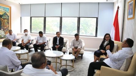 Menteri Agama Yaqut Cholil Qoumas meminta Dirjen Bimas Kristen untuk melakukan percepatan alih status PTKKN. (Foto:Dok Kemenag)